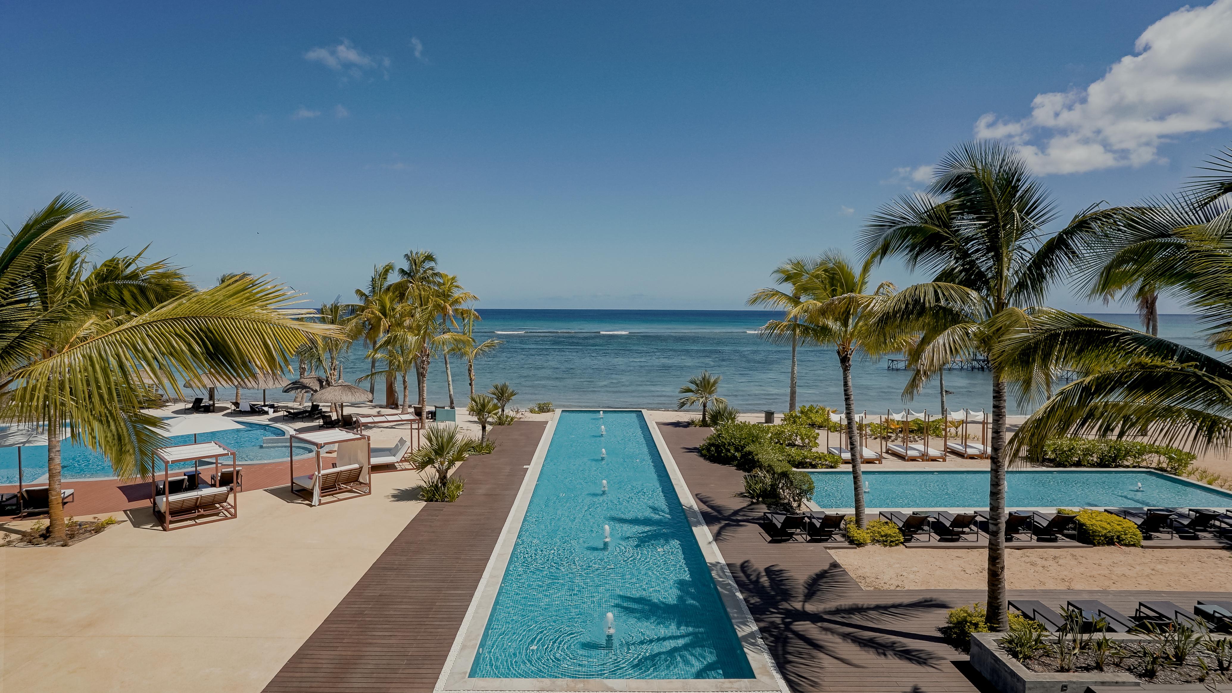 Le Meridien Ile Maurice Pointe aux Piments Εξωτερικό φωτογραφία The swimming pool at the resort