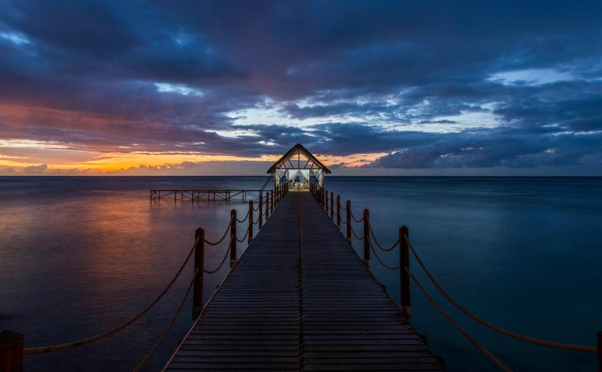 Le Meridien Ile Maurice Pointe aux Piments Εξωτερικό φωτογραφία Sunset at the jetty