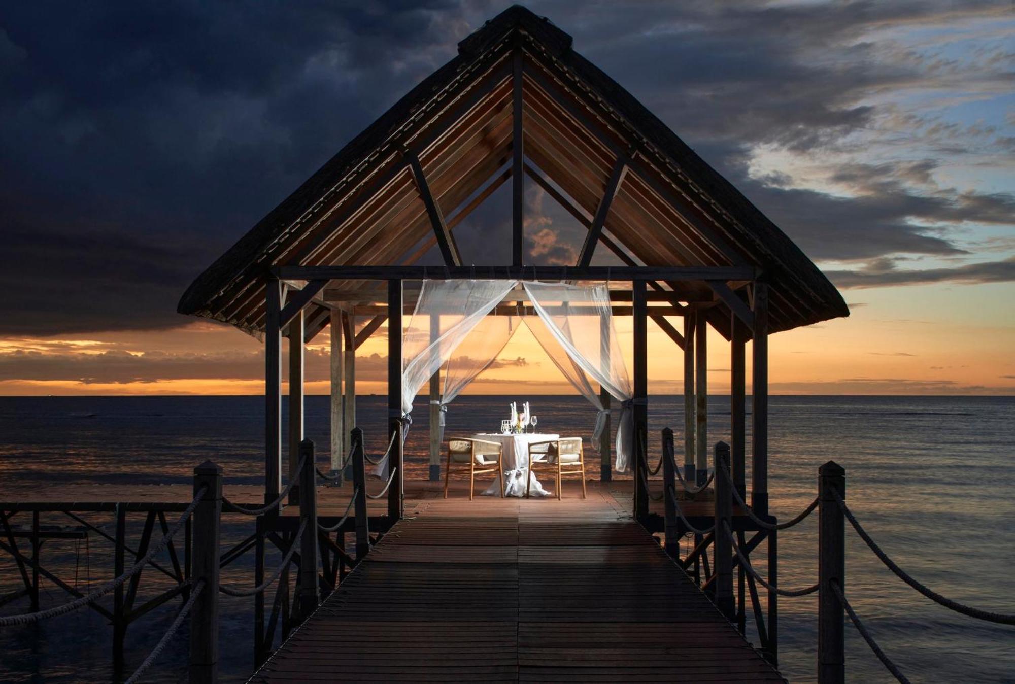 Le Meridien Ile Maurice Pointe aux Piments Εξωτερικό φωτογραφία Sunset at the resort