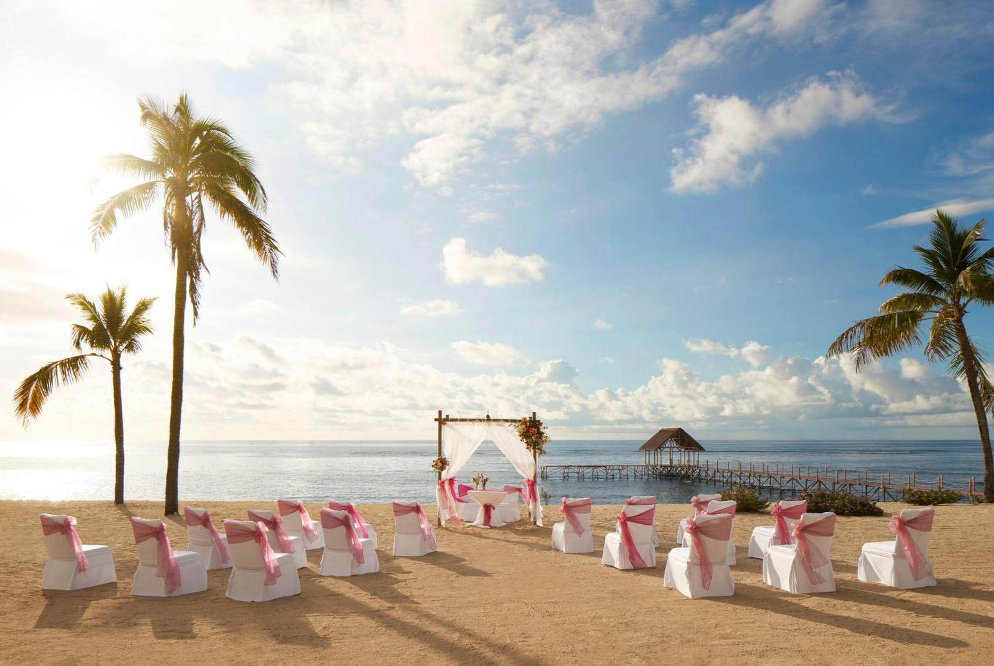 Le Meridien Ile Maurice Pointe aux Piments Εξωτερικό φωτογραφία Beach wedding