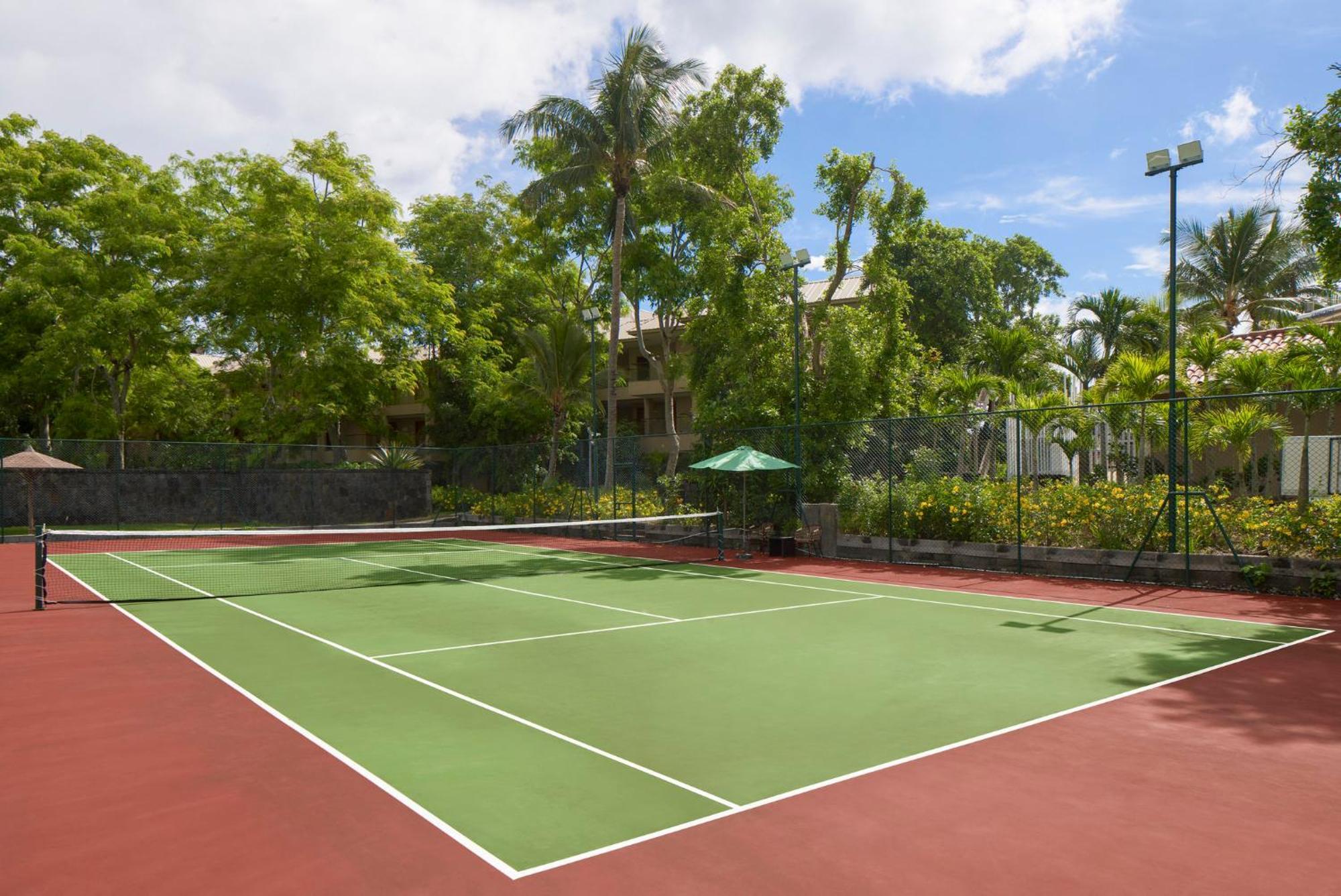 Le Meridien Ile Maurice Pointe aux Piments Εξωτερικό φωτογραφία Tennis court at the resort