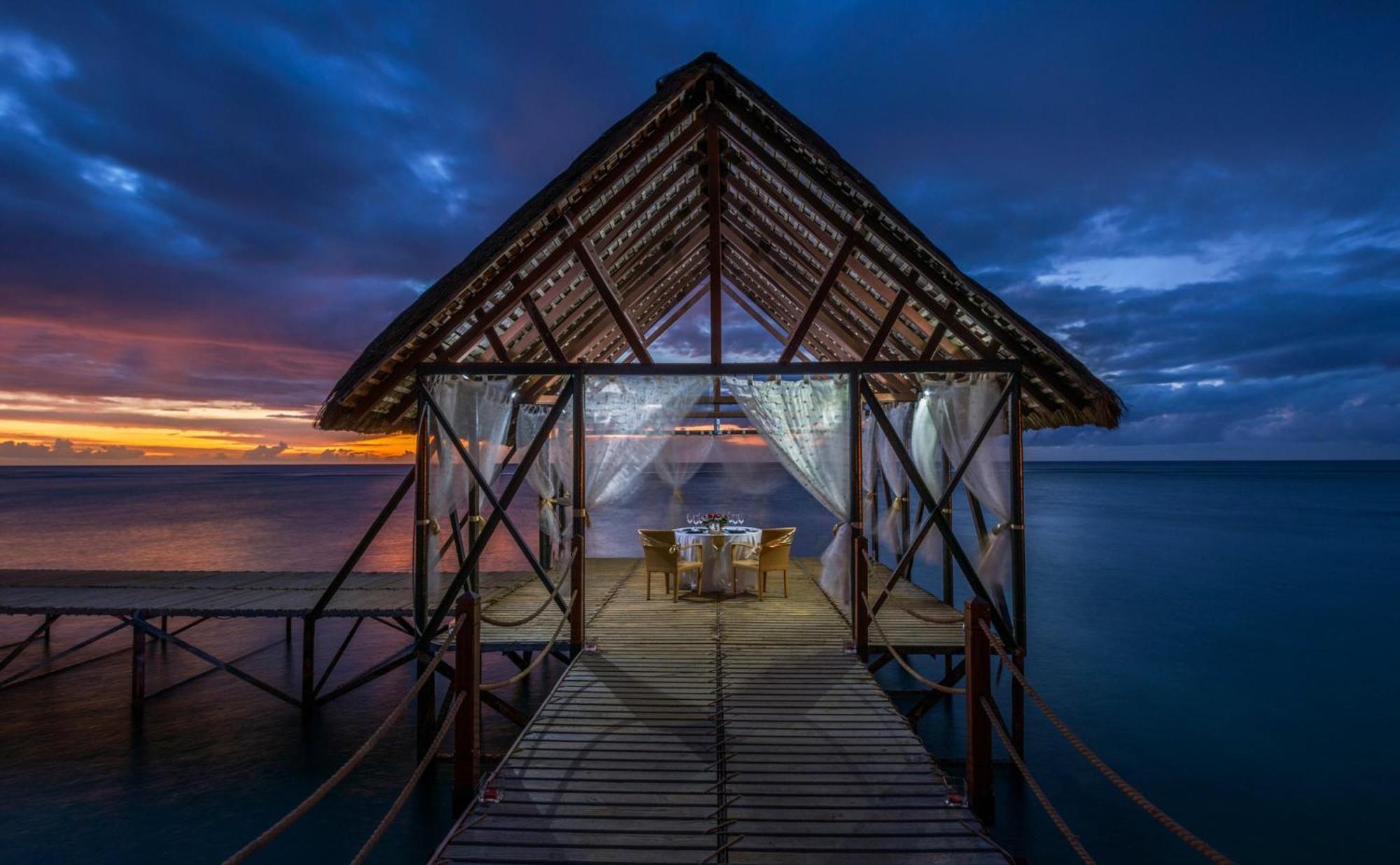 Le Meridien Ile Maurice Pointe aux Piments Εξωτερικό φωτογραφία Sunset at the resort